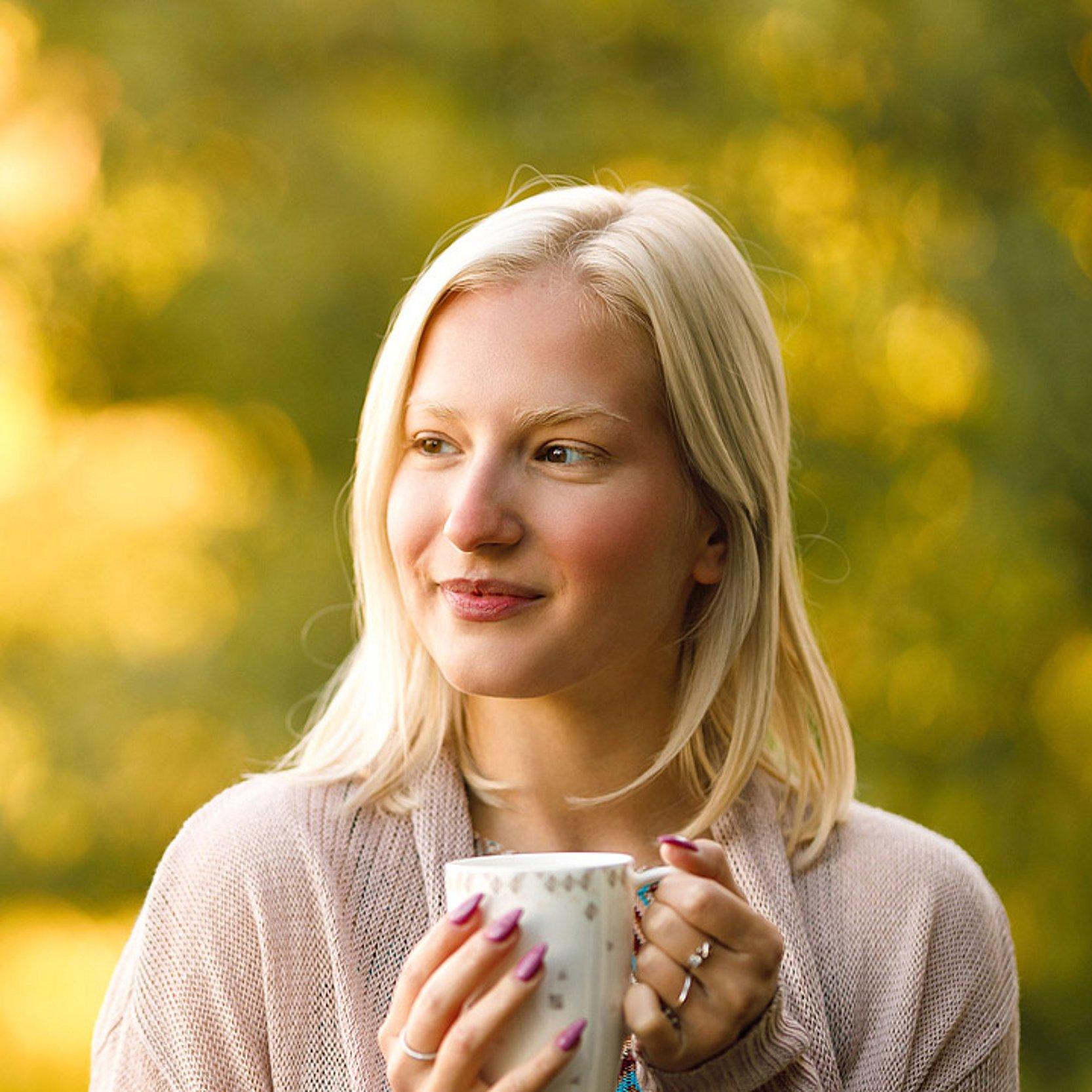 Fasten Eine Frau trinkt Tee