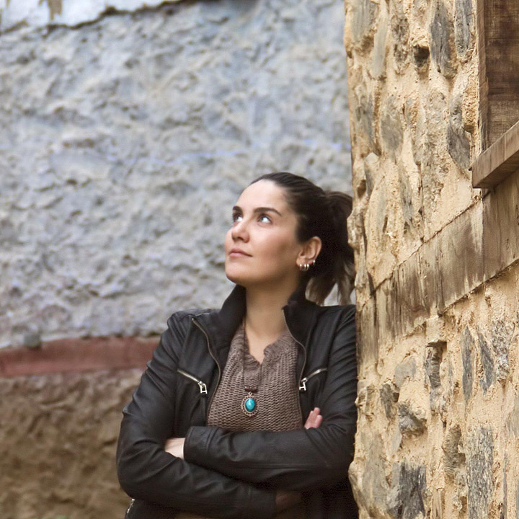 Kloster Eine Frau blickt nach oben, sie steht zwischen dicken Mauern