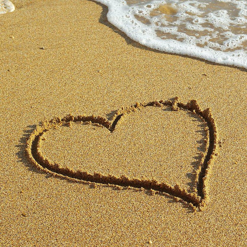 Herz Ein in Sand gemaltes Herz am Strand