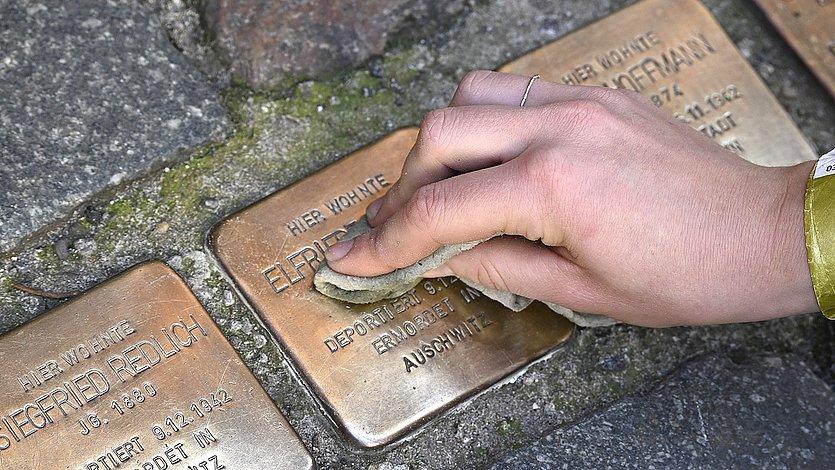 Stolperstein Stolperstein wird gereinigt