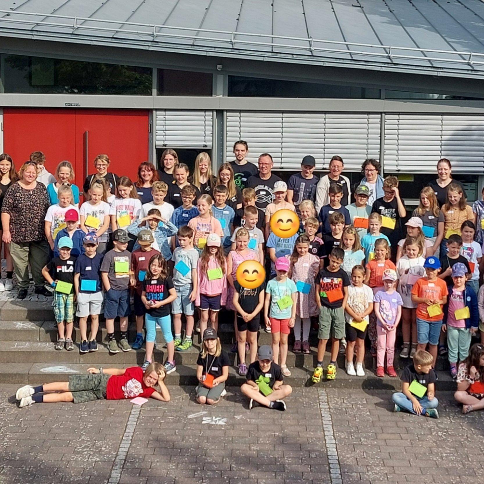 Gruppe mit Kindern vor dem Gemeindehaus