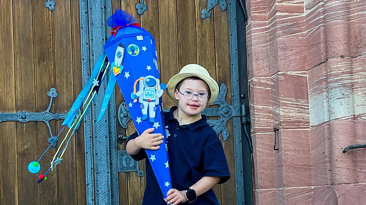 Ein Freude strahlendes Schulkind mit Schultüte