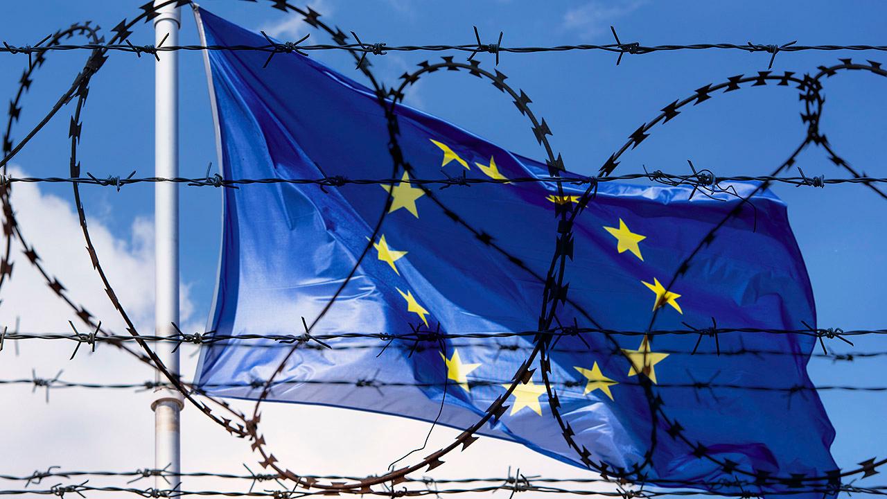 Stacheldraht vor der EU-Fahne