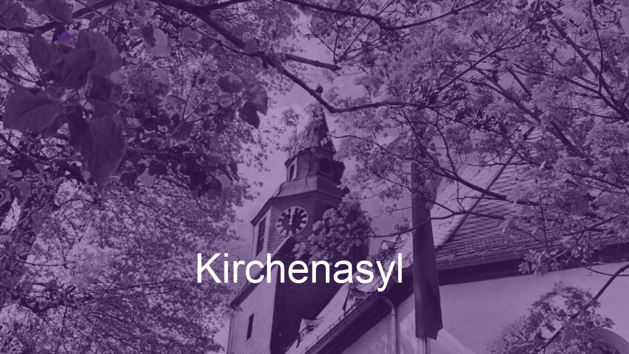 Kirche im Hintergrund, davor die Aufschrift „Kirchenasyl“