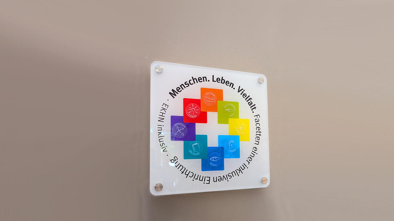 Buntes Facettenkreuz mit Symbolen