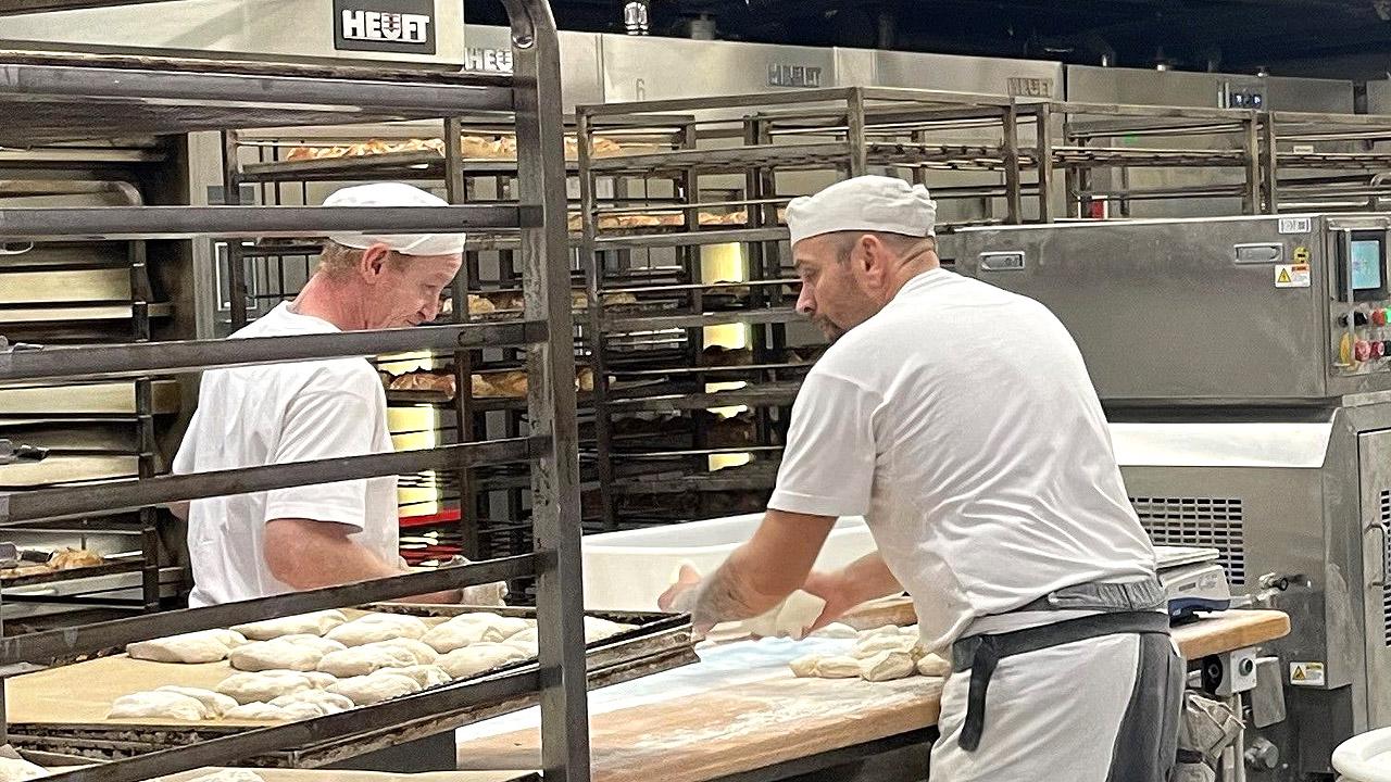 Bäcker backen Brot in einer Fabrikhalle