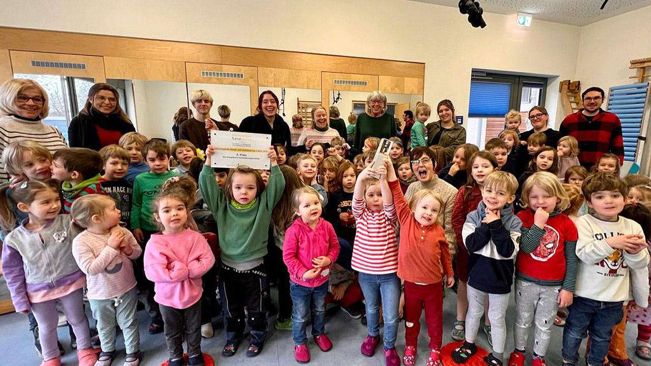 Gruppenbild mit vielen kleinen Kindern, die sich freuen