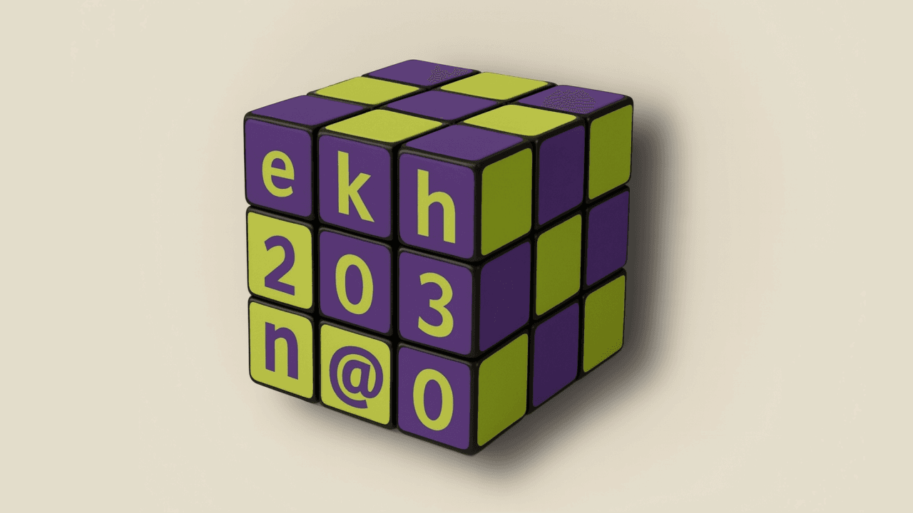 Zauberwürfel in den Farben Lila und Grün mit den Buchstaben e k h n 2 0 3 0 und einen @