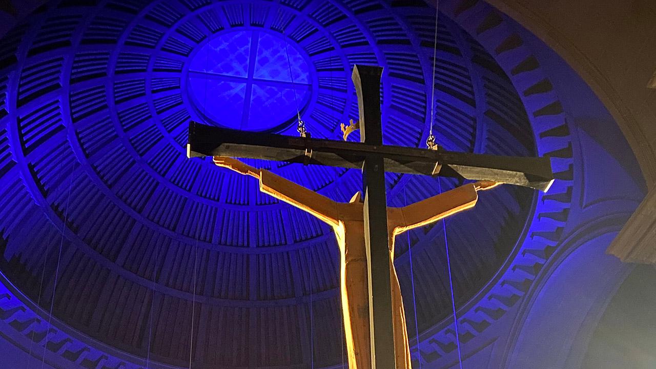 Jesus-Skulptur von Hinten unter der Kuppel der Christuskirche, die Kuppel ist blau beleuchtet