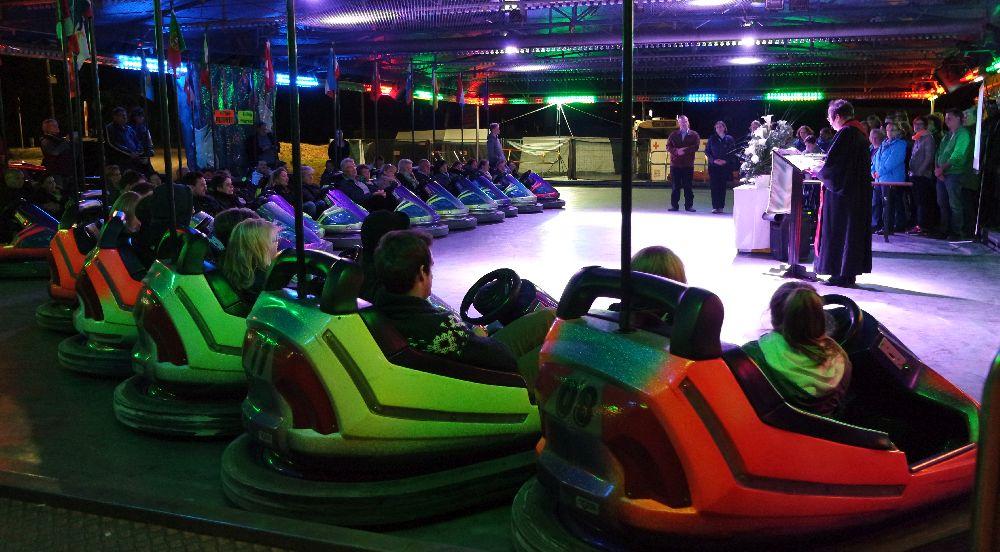 Geparkte Autoscooter, auf der Fahrfläche die Pfarrerin