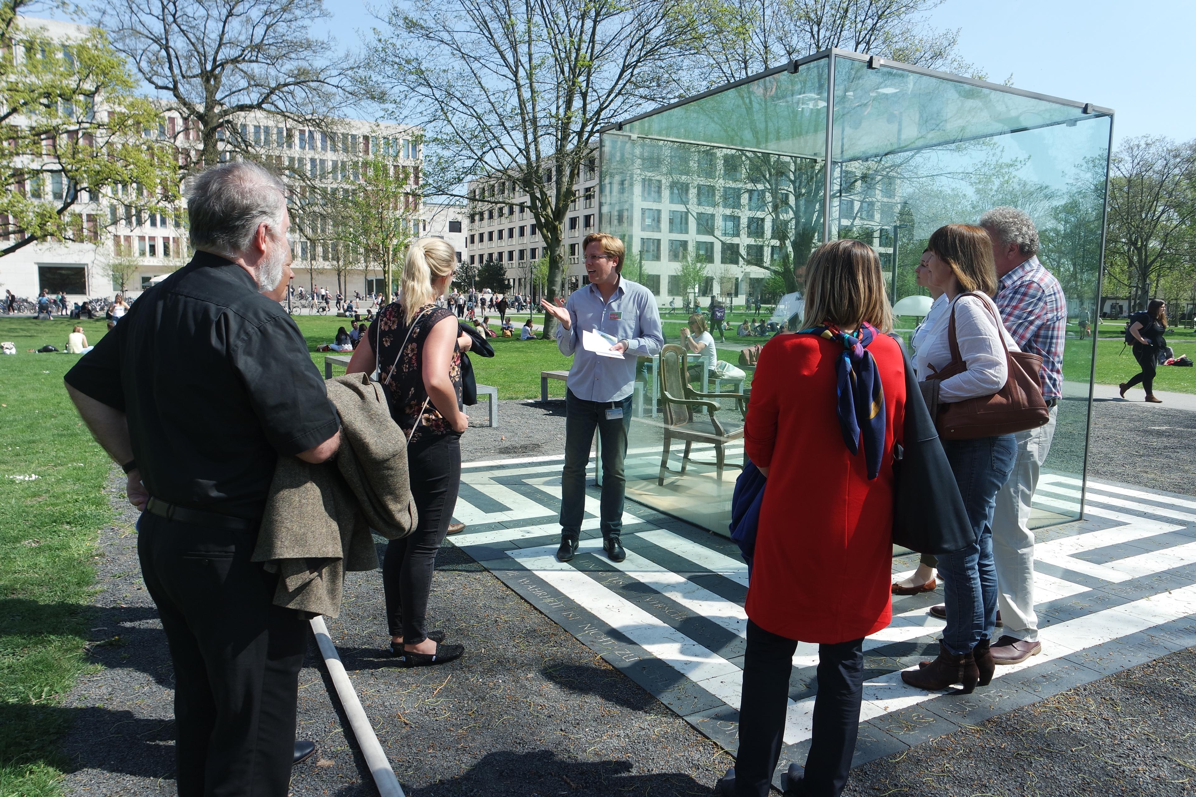 Visitation der Studierendengemeinden Auf dem Frankfurter Campus steht Adornos Schreibtisch in einem Glaskubus
