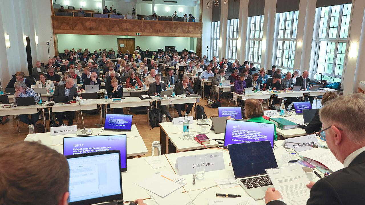 Synodenplenum, im Vordergrund Bildschirme