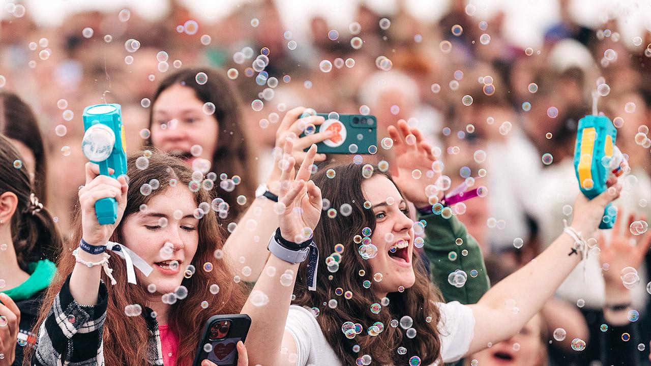 Viele Jugendliche und Seifenblasen