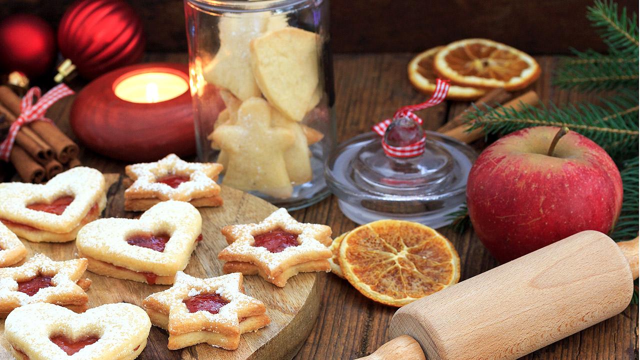 Adventsstimmung mit Plätzchenteller und Kerze