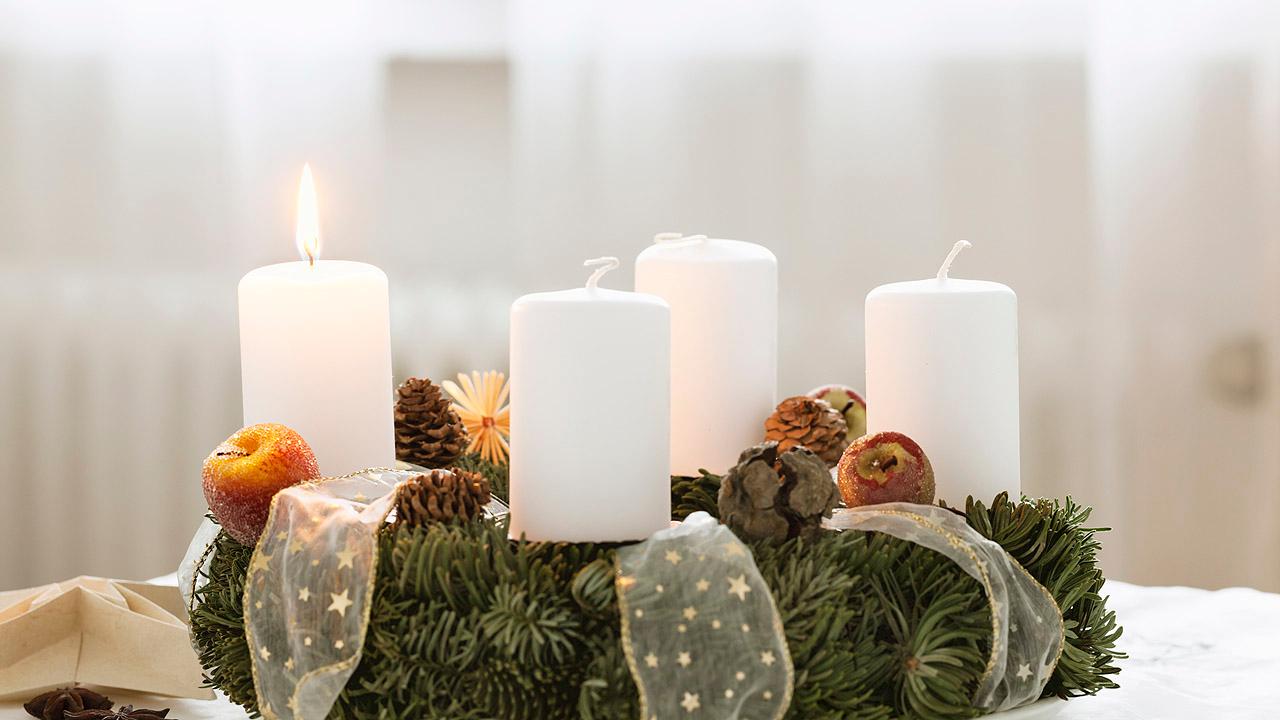 Adventskranz mit weißen Kerzen