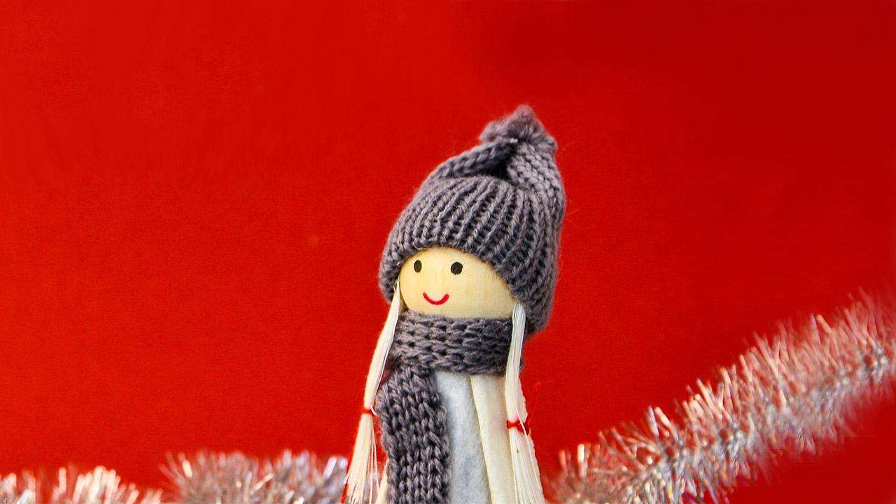 Wichtel mit grauer Strickmütze