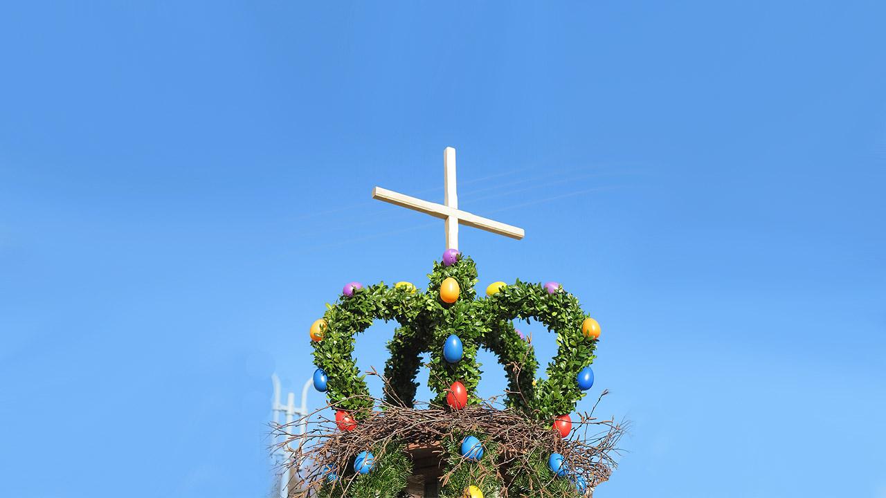 Krone eines Osterbrunnens mit bunten Eiern