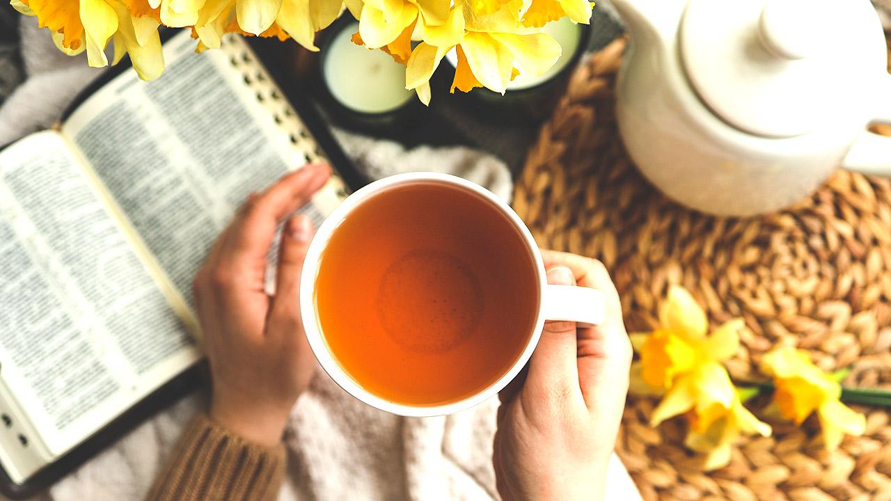 Bibel und Tasse Tee