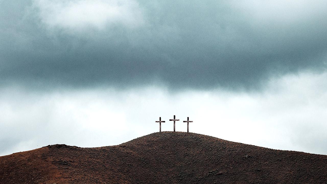 Drei Kreuze auf einem Hügel