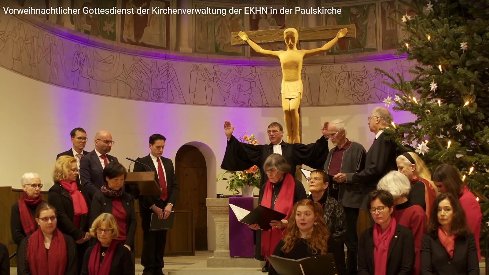 Jung umrahmt vom Projektchor