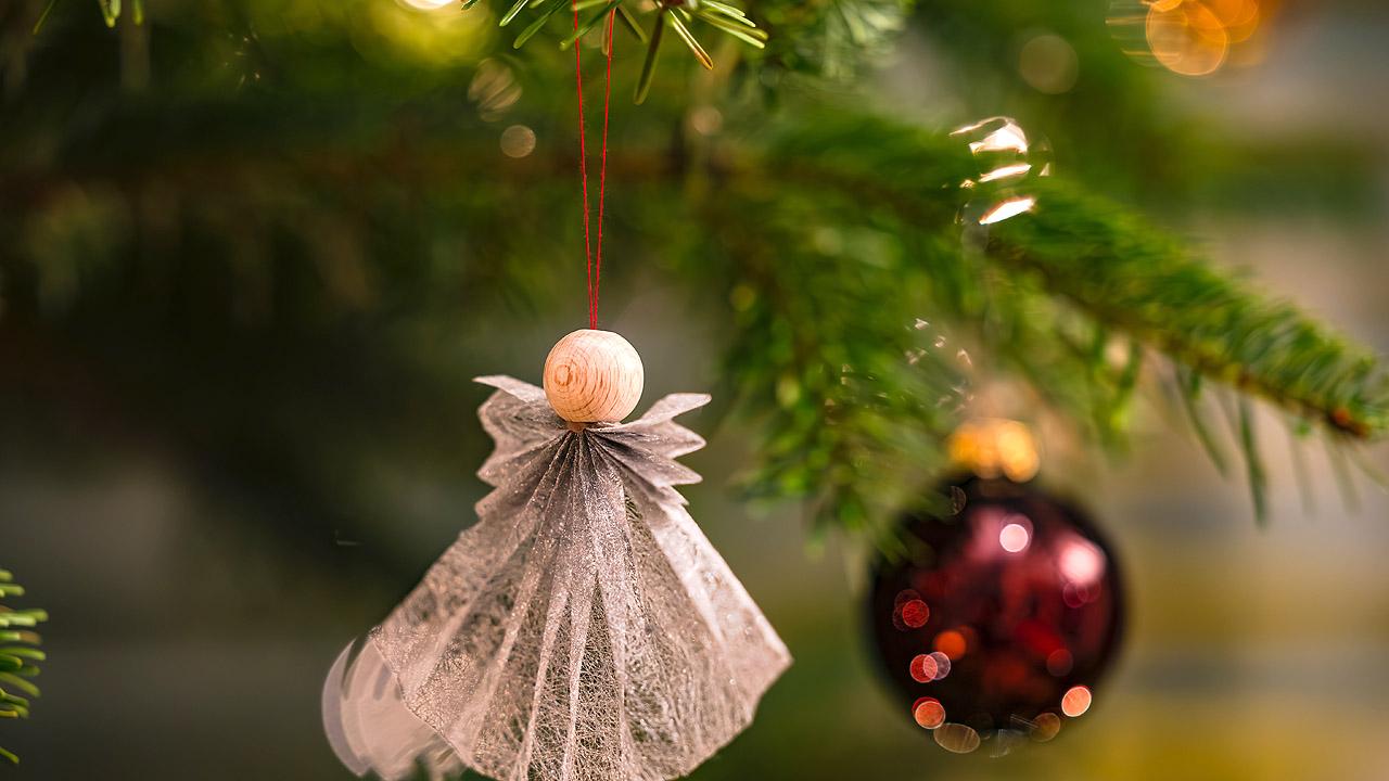 gefalteter Engel als Christbaumschmuck