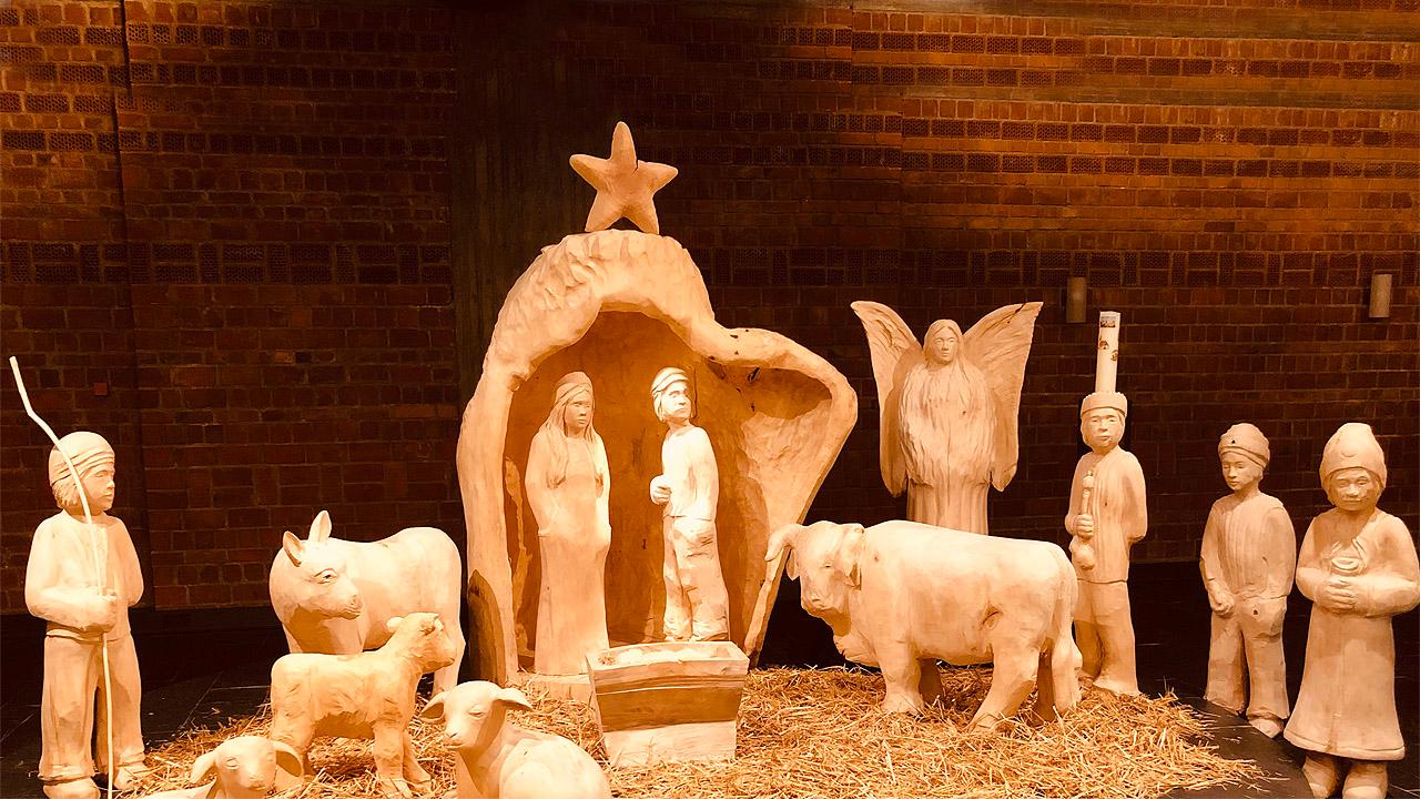 Krippenfiguren aus hellem Holz