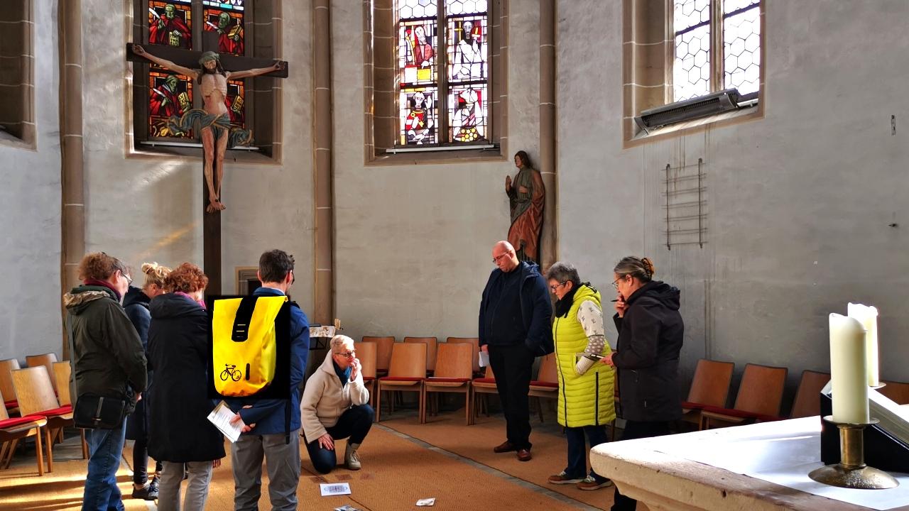 Teilnehmende der Ausbildung im Altarraum einer Kirche