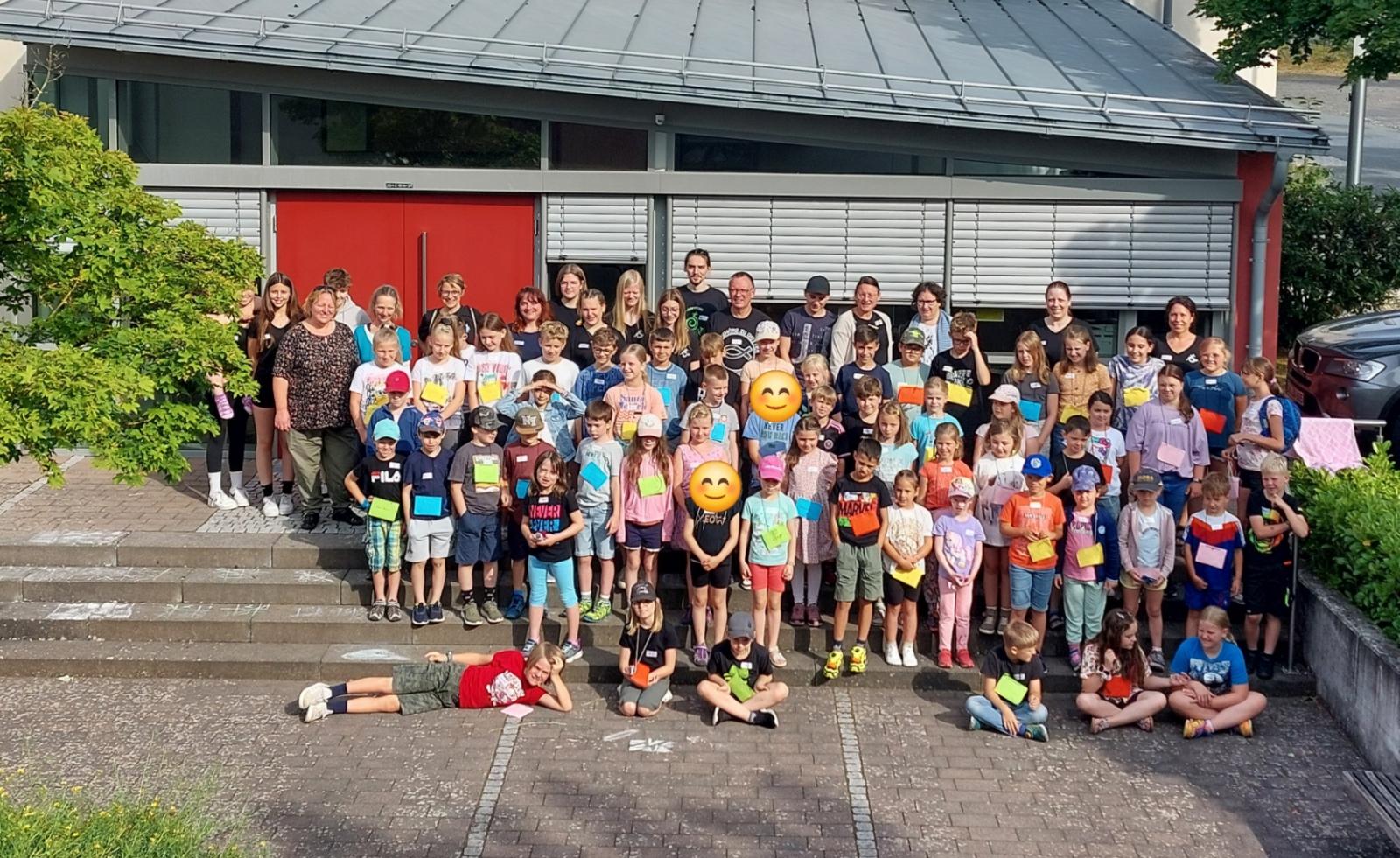 Gruppe mit Kindern vor dem Gemeindehaus