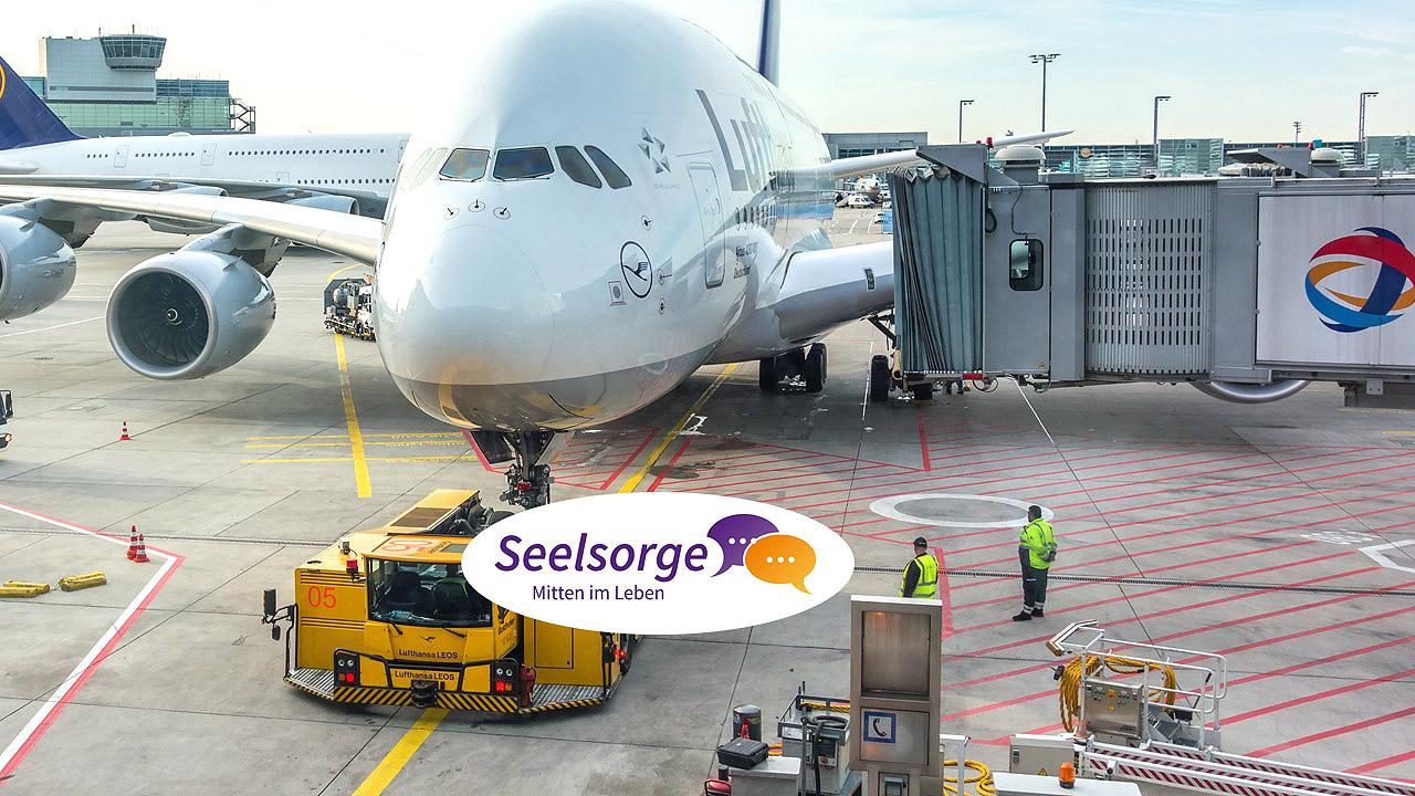 Rollfeld mit Flugzeug und Beschäftigten in Schutzwesten