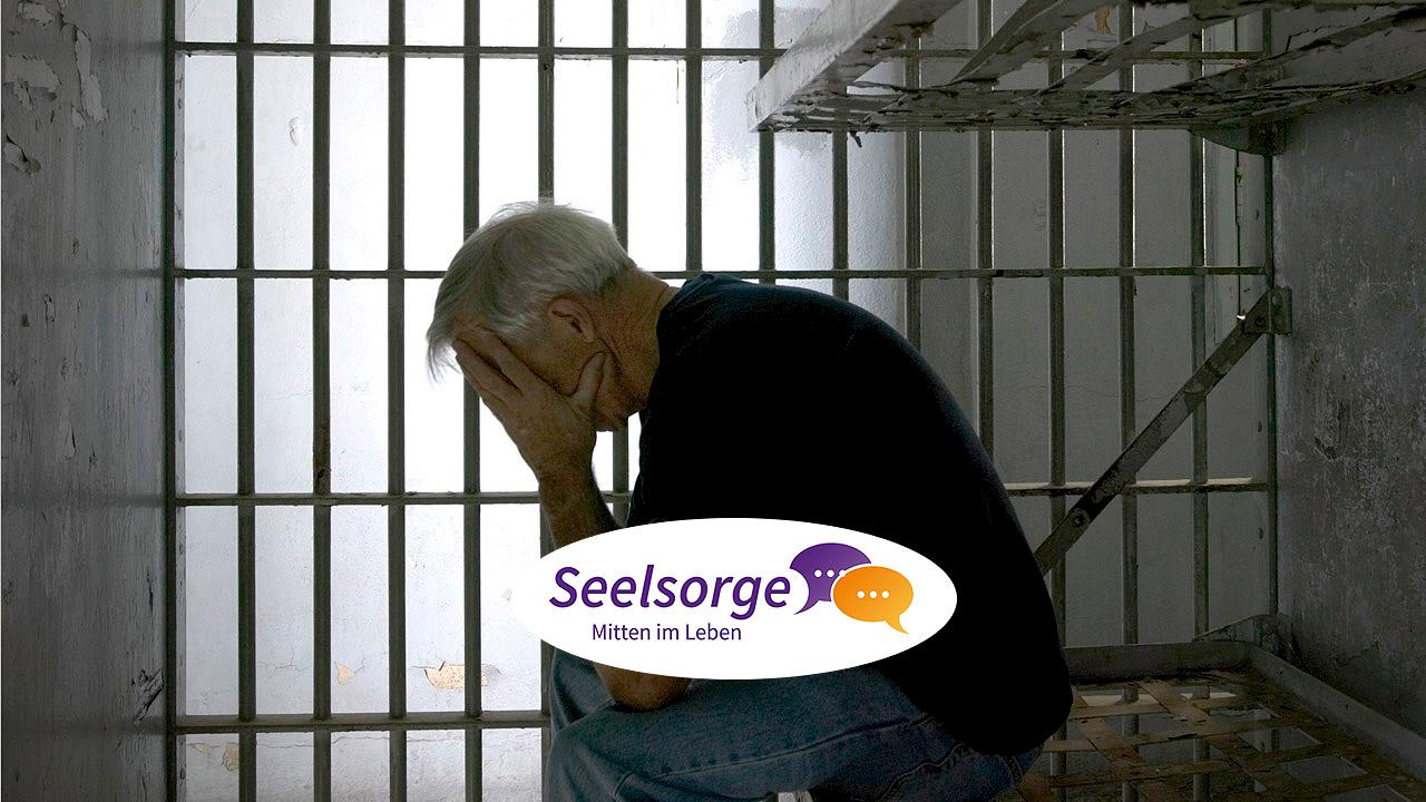 Ein Gefangener verbirgt seinen Kopf in den Händen