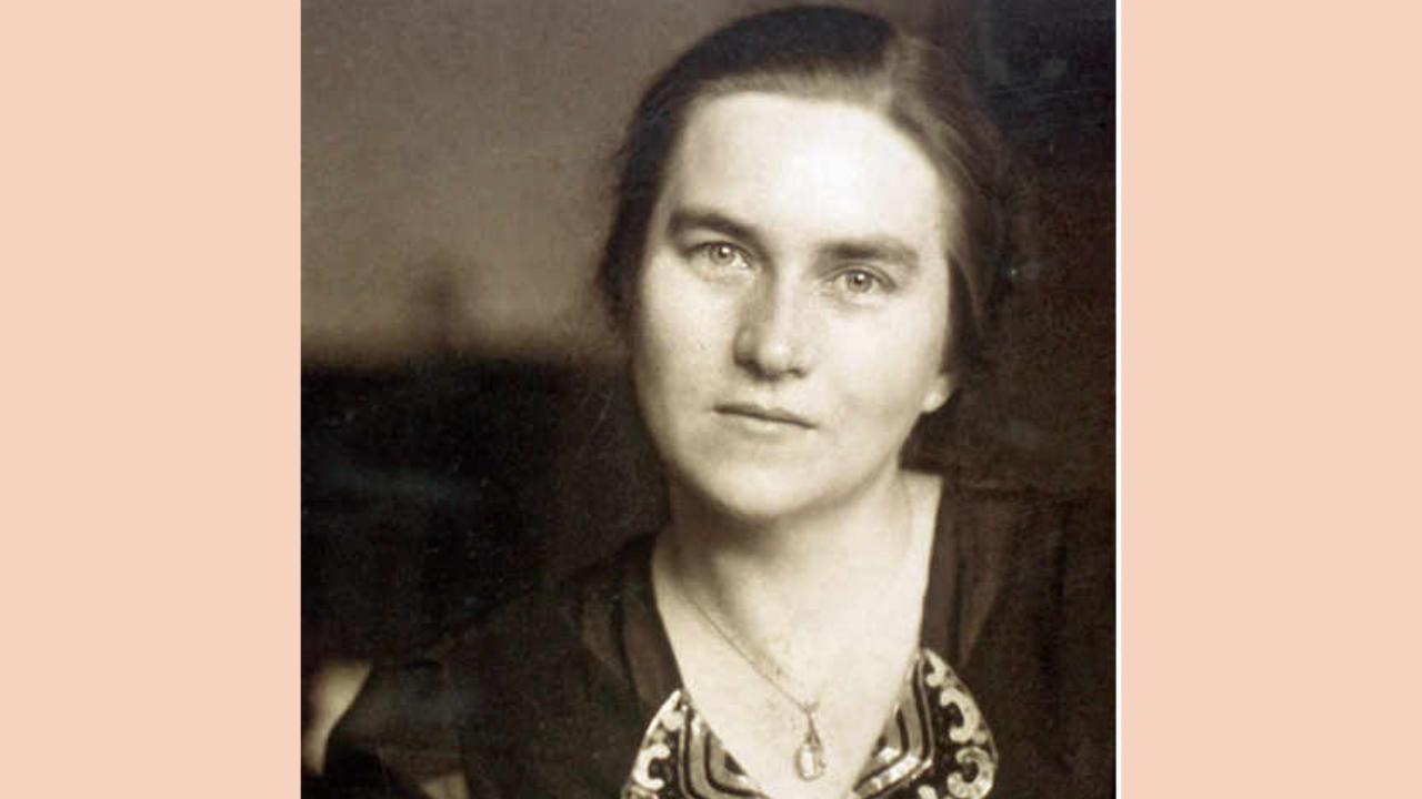 Katharina Staritz in jungen Jahren mit glattem braunen Haar und einer Halskette und dunkler Bluse