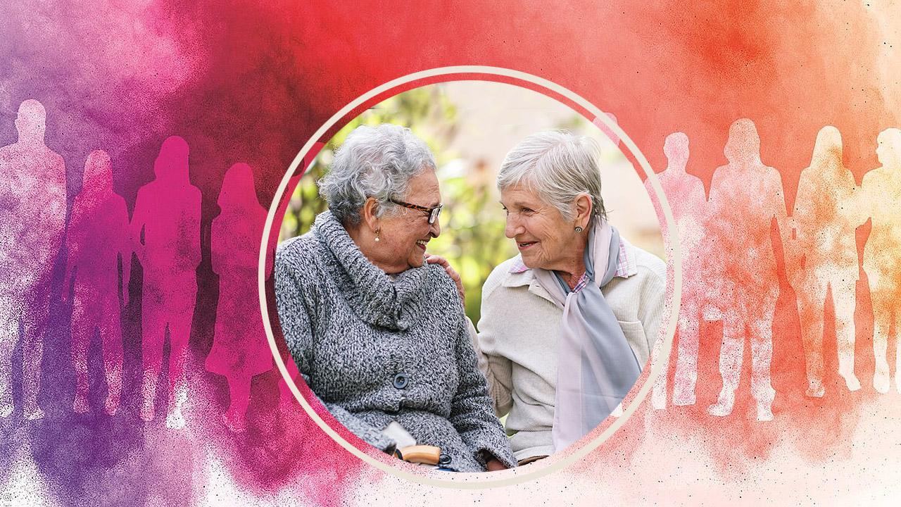 Zwei ältere Frauen unterhalten sich