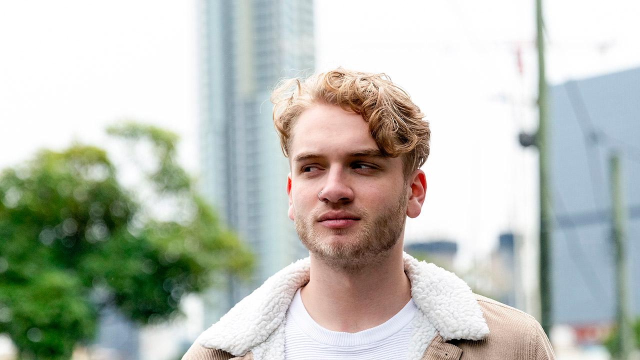 Ein junger Mann mit misstrauischem Gesichtsausdruck