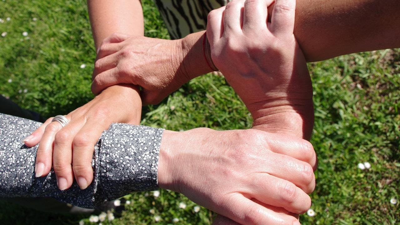 Vier verschränkte Hände