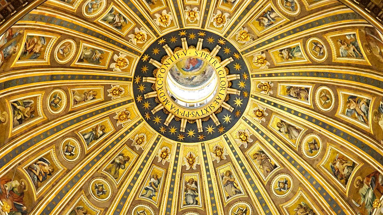 Mit Gold verziehrte Kirchenkuppel