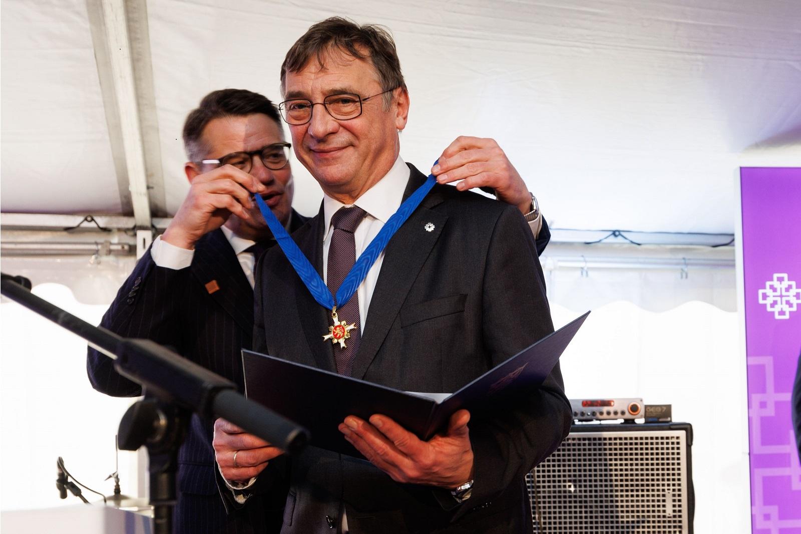 Rhein legt Jung die Medaille an.