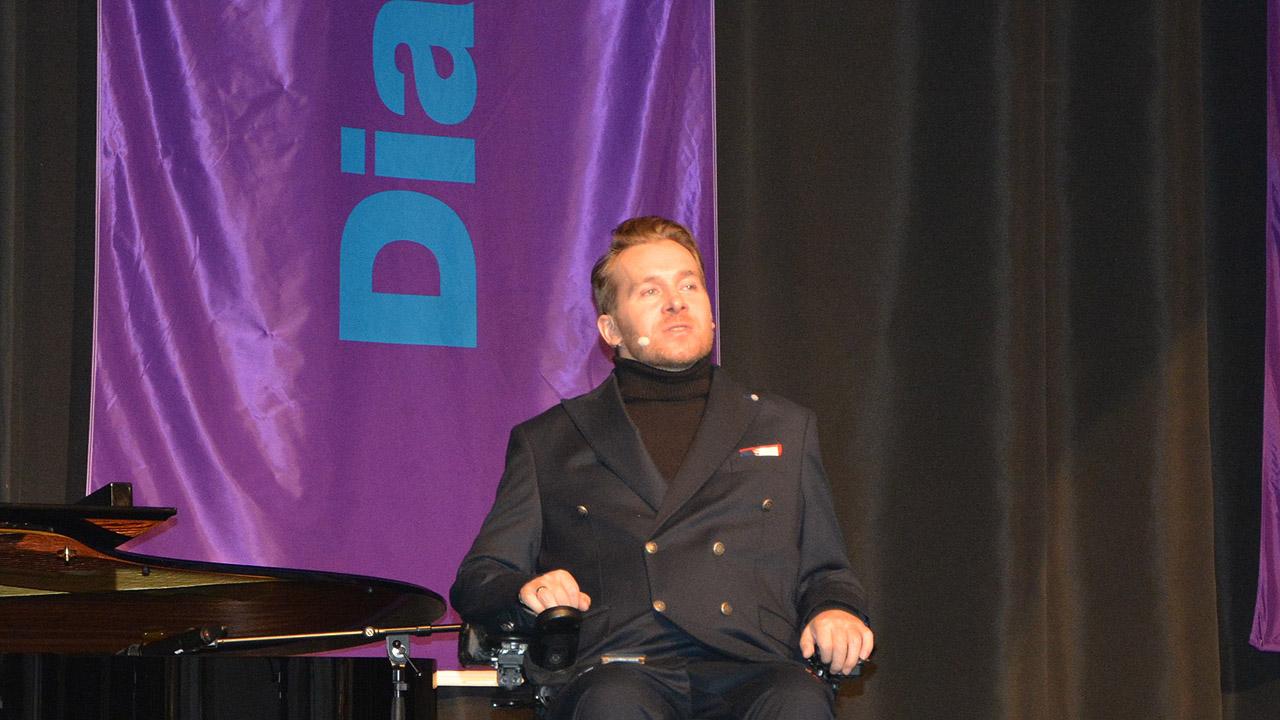 Samuel Koch auf einer Bühne