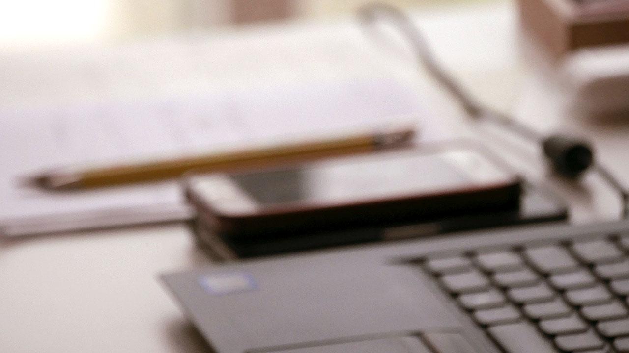 Medien Laptop, Smartphone und Schreibblock