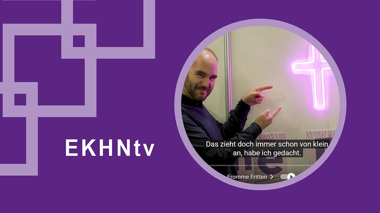 EKHNtv Ausschnitt aus einem Video auf violettem Grund mit angeschnittenem Facettenkreuz. Der Ausschnitt zeigt einen Mann, der auf ein leuchtendes Kreuz zeigt.