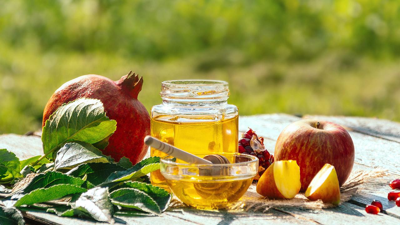 Stillleben mit Apfel, Honig und Granatapfel