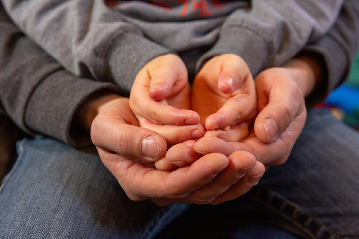 Segen empfangen Jung und Alt halten ihre geöffneten Hände ineinander.