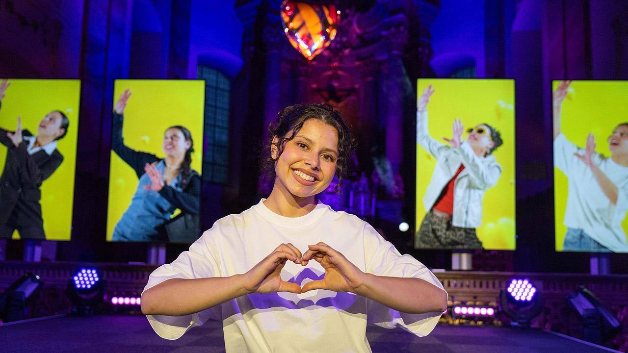 Debora Ochoa formt mit den Händen ein Herz