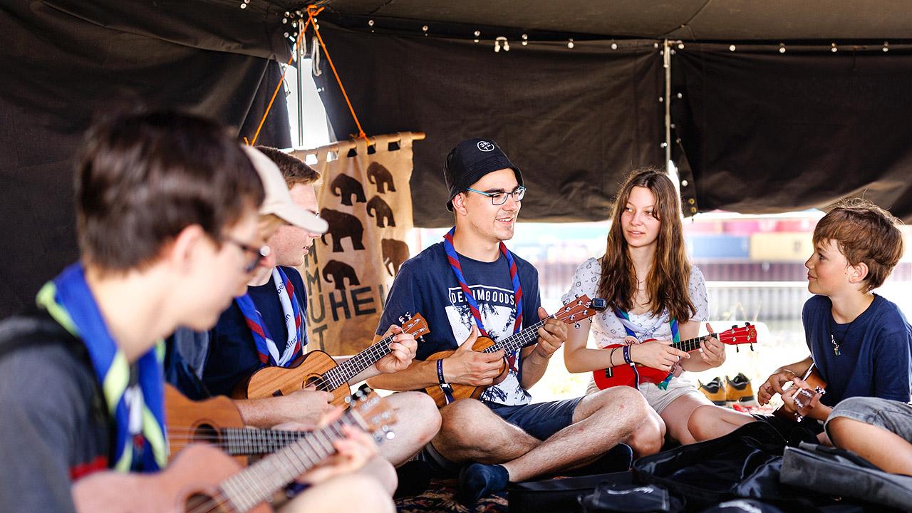 Jugendliche musizieren gemeinsam Jugendliche musizieren gemeinsam