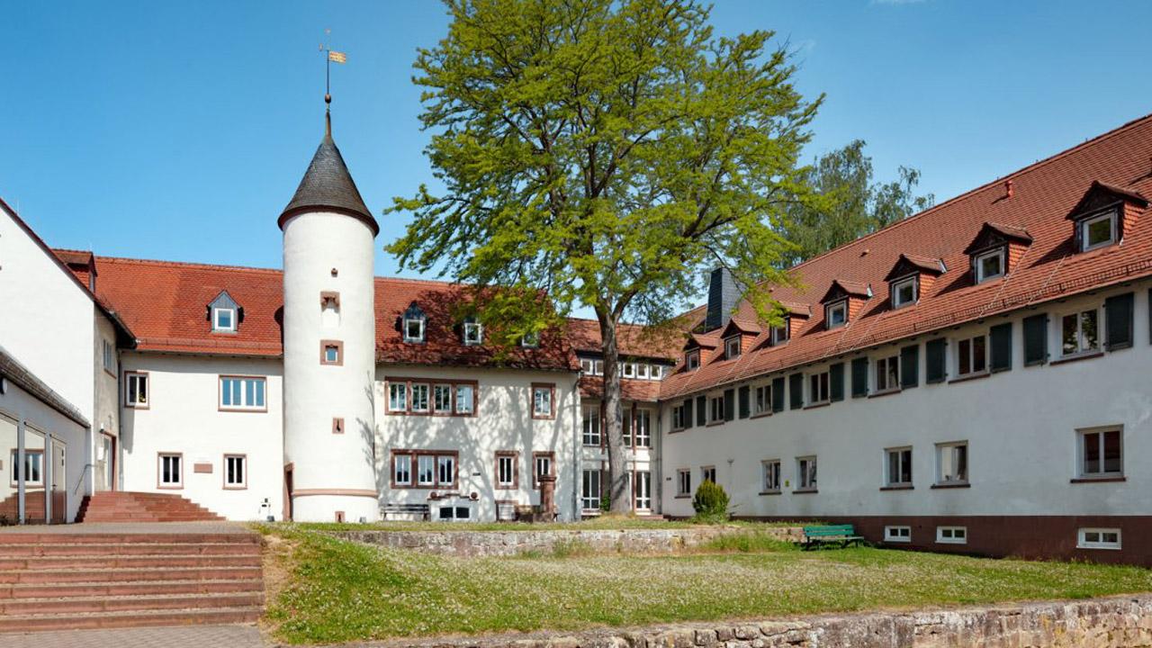 Kloster Höchst - Blick in den Hof. In der Mitte ein Türmchen, rechts ein langgezogener Seitenflügel